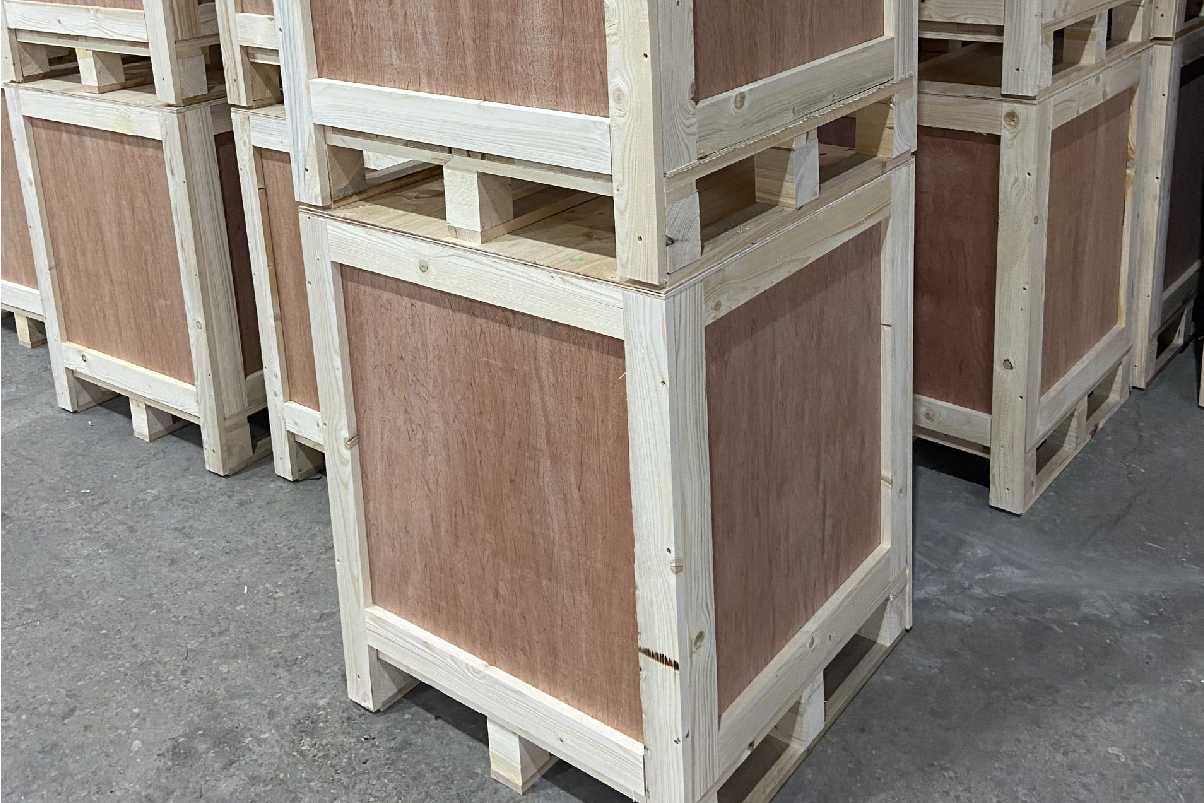 Plywood crates with heat treated softwood battens